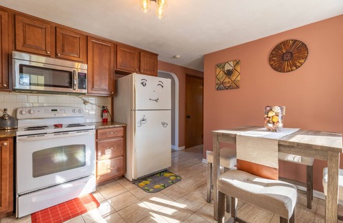 New Britain House | Luxury Home Central to Farmington, Plainville & Downtown New Britain