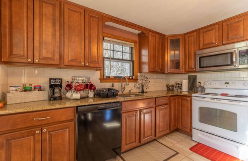 New Britain House | Luxury Home Central to Farmington, Plainville & Downtown New Britain