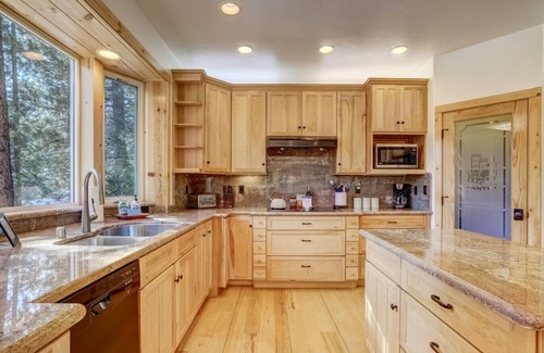 Round Hill Village House | Luxury Home | Chef's Kitchen & Hot Tub | Sleeps 10