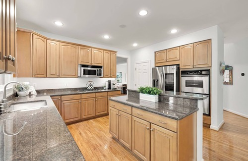 Rose Hill House | Luxury Home, Free Parking, 20 Minutes to Downtown W/Metro Access
