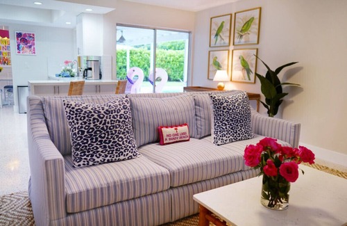 North Palm Beach House | Luxury Home Heated Pool Walk to BEACH! BBQ, EV, Fast WIFI Golf Simulator Soon