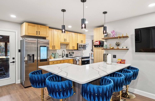 Sudley House | Luxury Home. Hot-tub, close to IAD & Hylton PAC.
