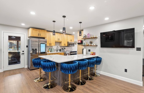 Sudley House | Luxury Home. Hot-tub, close to IAD & Hylton PAC.