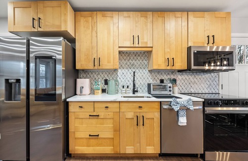Sudley House | Luxury Home. Hot-tub, close to IAD & Hylton PAC.