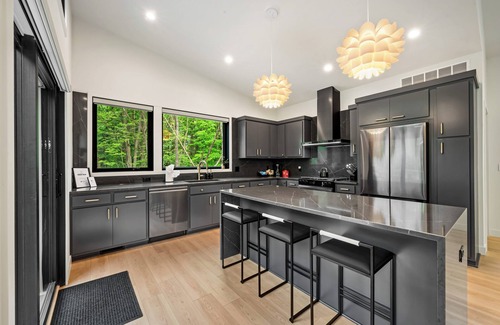 Niles House | Luxury Home: Hot tub, EV charger, Firepit, 5 min to Morris Estate or Downtown!