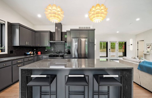 Niles House | Luxury Home: Hot tub, EV charger, Firepit, 5 min to Morris Estate or Downtown!