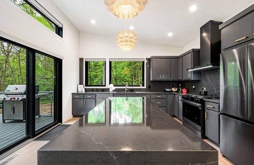 Niles House | Luxury Home: Hot tub, EV charger, Firepit, 5 min to Morris Estate or Downtown!
