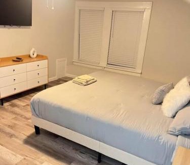 South Central Houston Apartment | Luxury Home In Center of Houston 2King 1Queen
