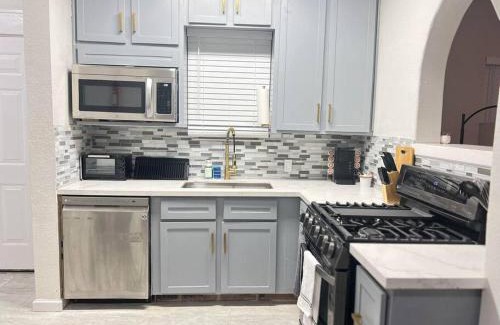 South Central Houston Apartment | Luxury Home In Center of Houston 2King 1Queen