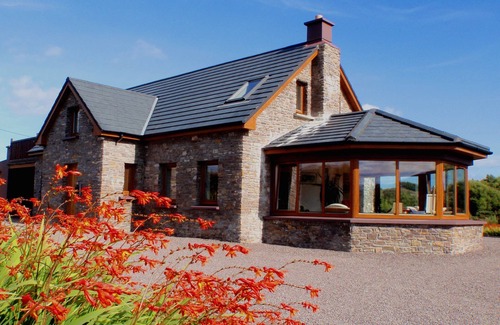 Sneem House | Luxury Home in exclusive Oysterbed with spectacular sea & mountain views. WiFi.