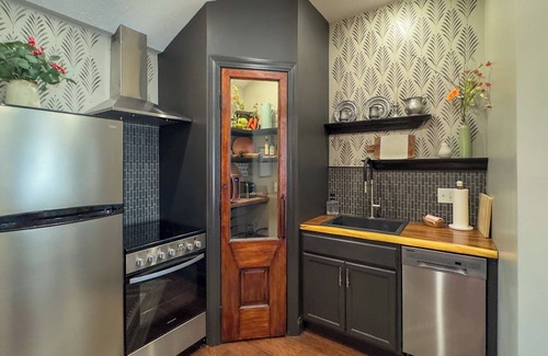Peoria Heights House | Luxury Home in Peoria Heights with Spa Bath, Wifi, Laundry