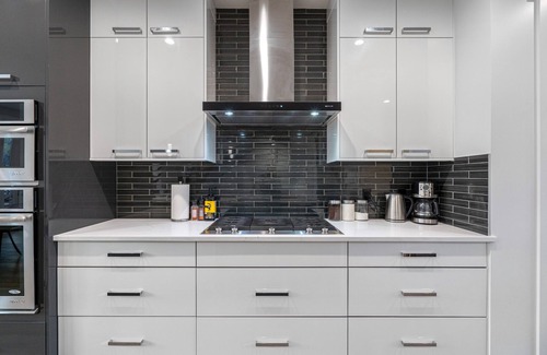 Parkhill-Stanley Park House | Luxury Home in Quiet Neighborhood near Downtown with Fast Wi-F & 3 Workspaces