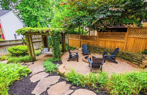 Oakton House | Luxury Home in Vienna, VA I Private Yard I Gym I 30 Day Minimum