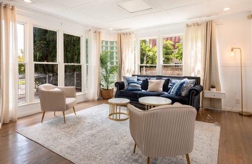 The Flats House | Luxury Home in WEHO 5BD with Private Jacuzzi - Sleep 16