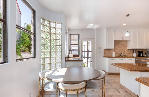 The Flats House | Luxury Home in WEHO 5BD with Private Jacuzzi - Sleep 16