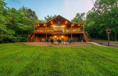 Steelville House | Luxury Home in Woods w/Easy Access to Large Private Gravel Bar on Meramec River