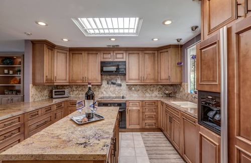Palm Desert House | Luxury home just blocks from the magnificent El Paseo shops and restaurants
