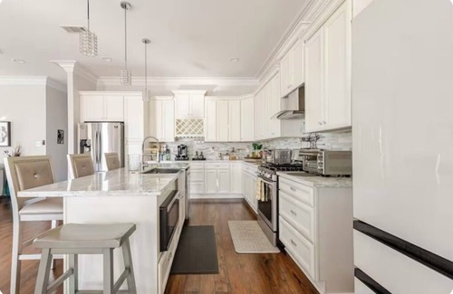 Milneburg House | Luxury Home near Downtown ideal for Couples, Friends’ Getaways & Remote Working