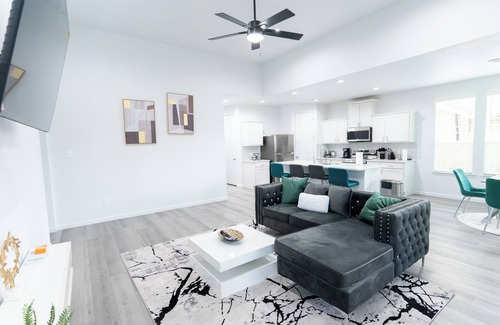 Dallas House | Luxury Home Near Downtown Dallas – 3BR/3.5BA, Pet-Friendly, Fast WiFi