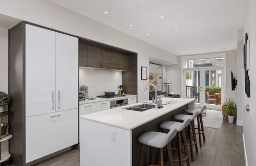Marpole House | Luxury home near DT and YVR w/2 indoor parking