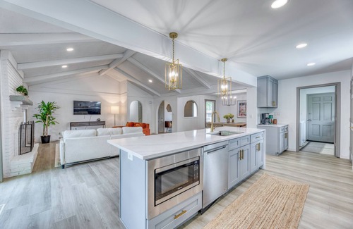 Fishers House | Luxury home, pet friendly, hot tub, concerts and restaurants!