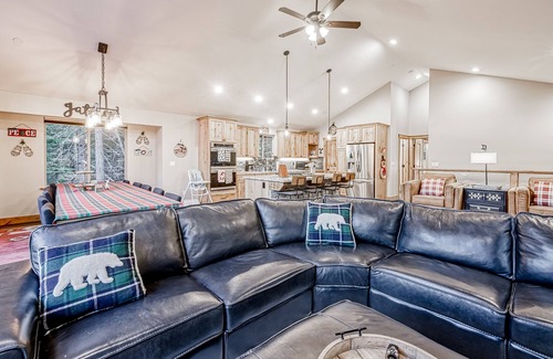 Pioneer Trail House | Luxury Home - Pool Table, Jetted Tub, Fireplaces, Free WiFi, Washer/Dryer