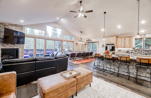 Pioneer Trail House | Luxury Home - Pool Table, Jetted Tub, Fireplaces, Free WiFi, Washer/Dryer