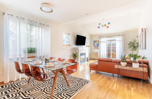 Guide Meridian House | Luxury Home - Reading & Game Room - Outdoor Dining home