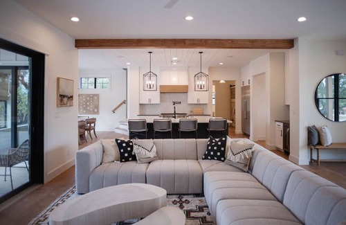 Dripping Springs House | Luxury Home Sleeps 20 Pool & Outdoor Entertainment