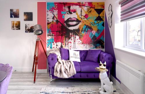 Hatfield Apartment | Luxury Home Sleep 8 SAUNA, LONG STAYS ,WIFI , NETFLIX, BALCONY- CONTRACTORS WELCOME-HAVEN4u