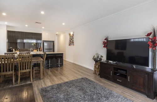 Christies Beach House | ★Luxury home w/King Bed, NBN/Netflix★ 3Bed 2Bath in Christies Beach