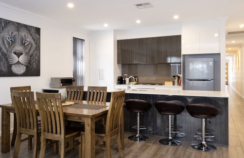 Christies Beach House | ★Luxury home w/King Bed, NBN/Netflix★ 3Bed 2Bath in Christies Beach