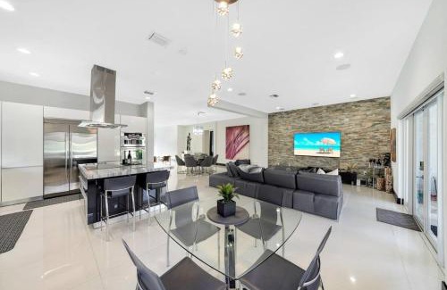 Tamiami House | Luxury Home W Pool By Pmi