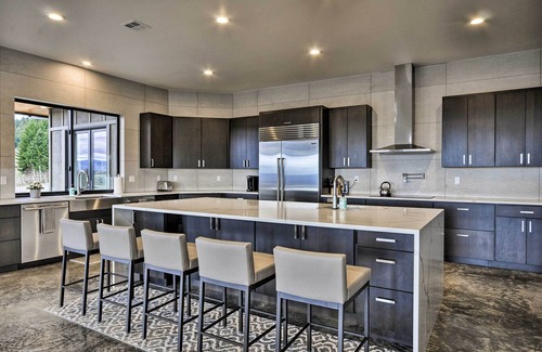 Underwood House | Luxury Home w/Views - 5 Min to Columbia River