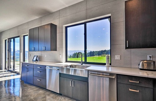 Underwood House | Luxury Home w/Views - 5 Min to Columbia River