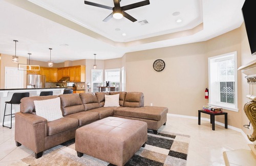 Wellborn House | Luxury Home with Gourmet Kitchen - 3 Miles to A&M, Sleeps 14