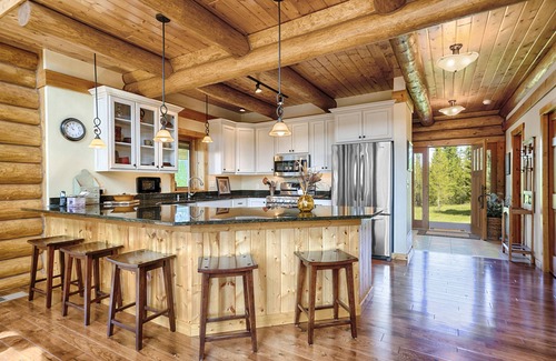 Condon Cabin | Luxury Home with Amazing Mission & Swan Mtn Views!