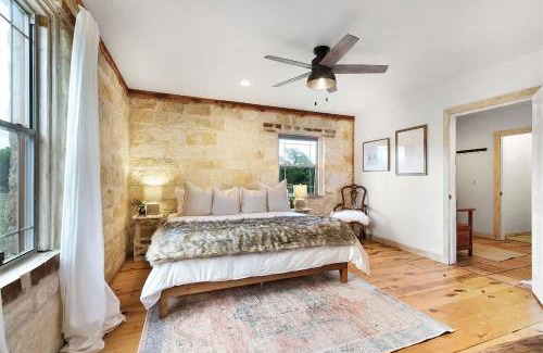 Fredericksburg House | Luxury Home with Fire Pit & Hill Country Views
