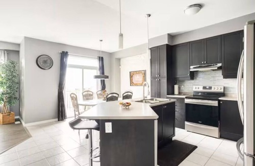 Cobourg House | Luxury Home with Heated Pool, Hot Tub, BBQ & Beach - Living the Dream !