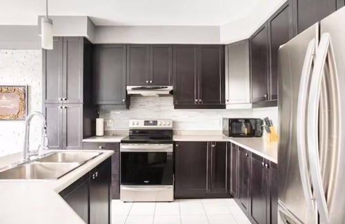 Cobourg House | Luxury Home with Heated Pool, Hot Tub, BBQ & Beach - Living the Dream !