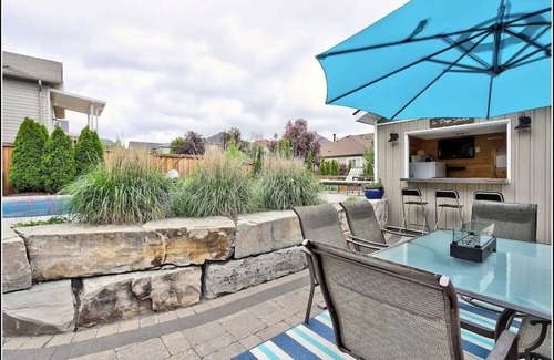 Cobourg House | Luxury Home with Heated Pool, Hot Tub, BBQ & Beach - Living the Dream !