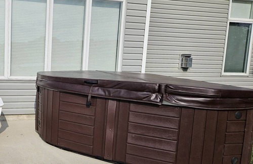 Spencerville House | Luxury Home with Hot Tub, Sauna & Golf Cart