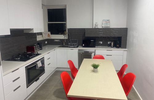 Portland House | LUXURY HOME WITH KING BED, HOT TUB, WiFi, AC , Arcade games Netflix sleeps 9