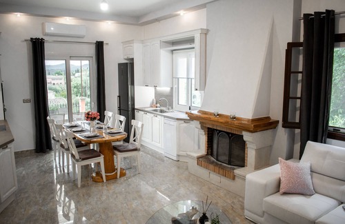 Skripero House | Luxury home with large spaces in a beautiful natural arean