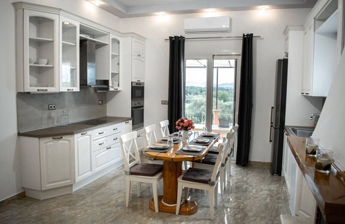 Skripero House | Luxury home with large spaces in a beautiful natural arean