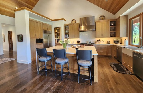 Alpine Northwest House | Luxury Home with outdoor dining, fitness room and Mountain Views