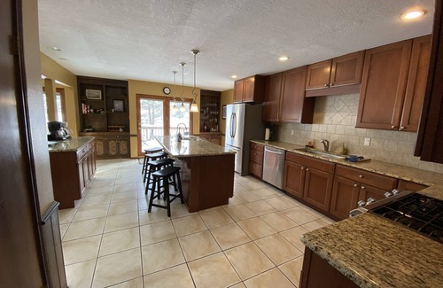 Angel Fire Ski Chalet | Luxury Home with plenty of seating and Chef's Kitchen 3 Minutes from Ski Lifts!