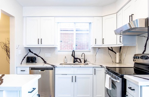 Waterloo House | LUXURY HOME WITH POOL IN WATERLOO
