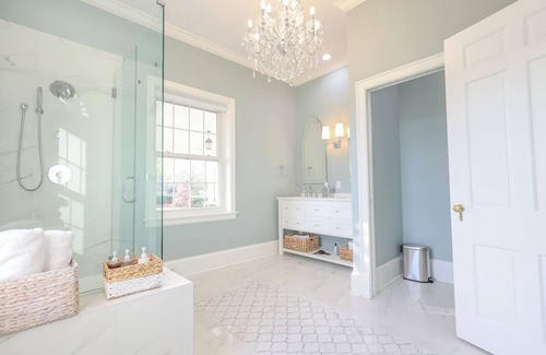 Forest Lake Bed & Breakfast | Luxury Home with Six bBedrooms and Seven Bathrooms one mile from the University of Alabama.