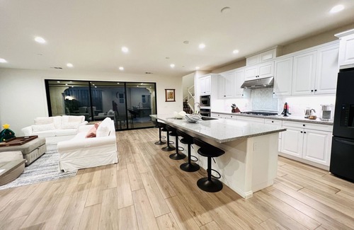 Santa Barbara House | Luxury Home with Community Pool Spa 5 Mins to UCSB